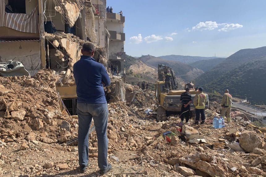 Barja (Líbano).-Equipos de rescate trabajan hoy en el lugar de un bombardeo israelí ocurrido anoche contra un edificio en la localidad de Barja, al sur de Beirut. Anoche, Hassan Souleiman no lograba conciliar el sueño solo en su piso de Barja, una zona de mayoría suní apenas 30 kilómetros al sur de Beirut. Decidió prepararse una 'shisha' o pipa de agua, la primera calada rota por un bombardeo que mató a al menos una treintena de sus vecinos. EFE/ Noemí Jabois