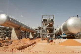 Imagen de archivo de unas instalaciones de una planta petrolífera en el desierto, a unos 160 kilómetros de Riad, de la compañía estatal Aramco. EFE/ Ali Haider