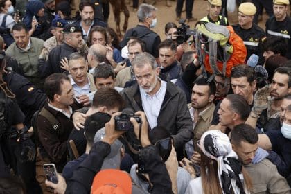 El rey Felipe VI habla con vecinos de Paiporta, epicentro de las inundaciones, durante su visita este domingo a esta localidad valenciana, donde él y su comitiva, con la reina, el presidente del Gobierno, Pedro Sánchez, y el presidente regional de Valencia, Carlos Manzón, fueron recibidos con gritos de "fuera". EFE/Biel Aliño