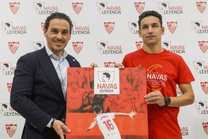 - El presidente del Sevilla FC, José María del Nido Carrasco (i) y el capitán del equipo, Jesús Navas, en la presentación hoy jueves en el estadio sevillista del evento de su despedida como futbolista profesional del Sevilla FC y de la selección española en un acto que tendrá lugar el próximo 30 de diciembre en el estadio Ramón Sánchez Pizjúan. EFE/ Raúl Caro