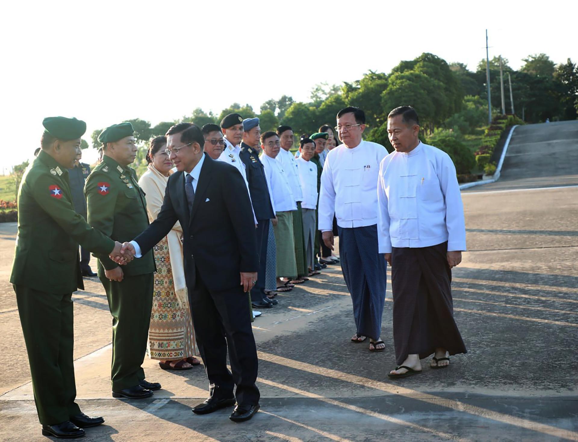 Naypyitaw (Myanmar), 05/11/2024.- A handout photo made available by the Myanmar military information team shows military chief Senior General Min Aung Hlaing (3-L) greeting a member of his cabinet as he departs for a trip to China from Naypyitaw military airport, Naypyitaw, Myanmar, 05 November 2024. Hlaing will attend the summits of the 8th Greater Mekong Subregion (GMS), the 10th Ayeyawady-Chao Phraya-Mekong Economic Cooperation Strategy (ACMECS), and the 11th Cambodia-Lao PRD-Myanmar-Vietnam (CLMV), in Kunming, China between 06 and 07 November 2024. (Camboya, Birmania) EFE/EPA/Myanmar military information team HANDOUT EDITORIAL USE ONLY/NO SALES