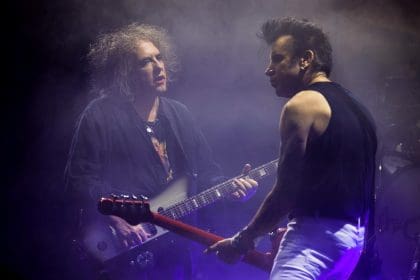 Fotografía de archivo de Robert Smith (I) y Simon Gallup durante el concierto de la banda de rock The Cure EFE/Balazs Mohai