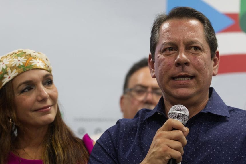 Juan Dalmau del Partido Independentista de Puerto Rico habla acompañado por su cónyuge Griselle Morales este martes, en San Juan (Puerto Rico). EFE/ Thais Llorca