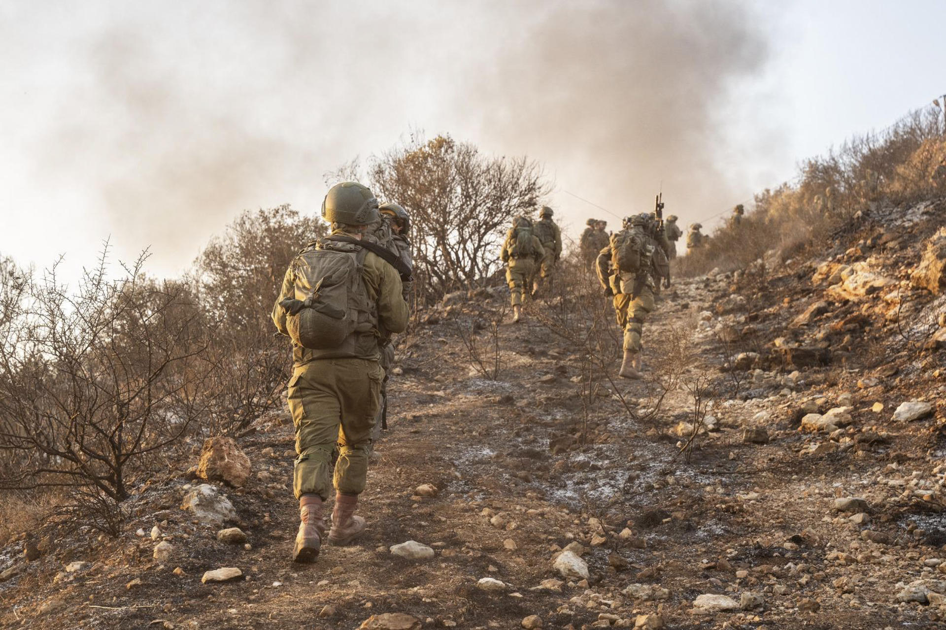 El Ejército israelí mantiene su ofensiva en el sur de Líbano, donde en los últimos días destruyó un par de bases subterráneas del grupo chií Hizbulá cercanas a la frontera, según un comunicado castrense. Durante sus operaciones, las tropas de la Brigada 646 ubicaron una "infraestructura subterránea" bajo una zona montañosa, que se extendía unos 70 metros y estaba equipada con suministros para largas estancias. Los soldados también encontraron otra estructura subterránea con armas y dependencias. Ambas estructuras fueron destruidas y las armas confiscadas. EFE/Ejército Israel/SOLO USO EDITORIAL/SOLO DISPONIBLE PARA ILUSTRAR LA NOTICIA QUE ACOMPAÑA (CRÉDITO OBLIGATORIO)