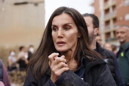 La reina Letizia, durante su visita este domingo a Paiporta, epicentro de las inundaciones de Valencia, donde los reyes, el presidente del Gobierno, Pedro Sánchez, y el presidente regional de Valencia, Carlos Manzón, fueron recibidos con gritos de 'fuera', así como lanzamiento de barro. EFE/ Ana Escobar