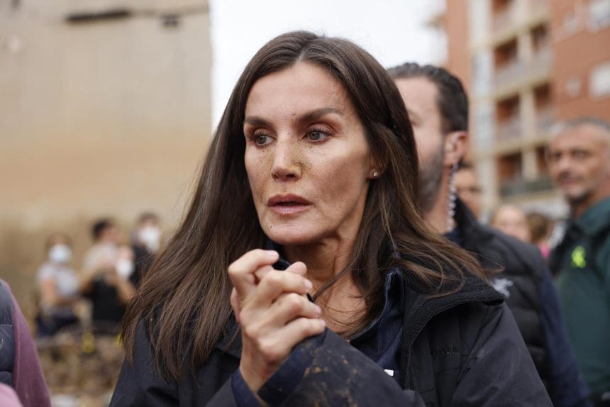 La reina Letizia, durante su visita este domingo a Paiporta, epicentro de las inundaciones de Valencia, donde los reyes, el presidente del Gobierno, Pedro Sánchez, y el presidente regional de Valencia, Carlos Manzón, fueron recibidos con gritos de 'fuera', así como lanzamiento de barro. EFE/ Ana Escobar