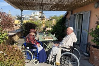 El papa Francisco acudió este martes por sorpresa a visitar a la histórica líder del Partido Radical italiano Emma Bonino en su casa del centro de Roma, donde se recupera tras haber salido del hospital por un problema cardiorrespiratorio. Bonino, de 76 años y que actualmente milita en el partido +Europa, fue dada de alta el pasado 30 de octubre tras ser internada de emergencia en cuidados intensivos, debido a una grave crisis cardiorrespiratoria y regresó a su casa, donde continúa su rehabilitación.EFE/ Emma Bonino /SOLO USO EDITORIAL/SOLO DISPONIBLE PARA ILUSTRAR LA NOTICIA QUE ACOMPAÑA (CRÉDITO OBLIGATORIO)