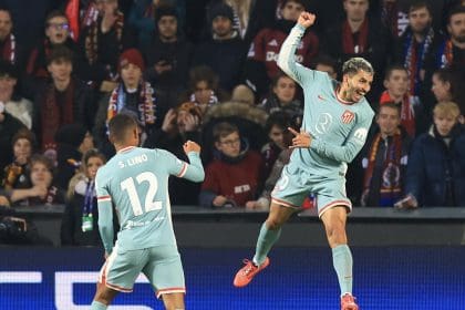 El jugador del Atletico Madrid Angel Correa (d) celebra el 5-0 durante el partido de la UEFA Champions League que ha  jugado Sprta de Praga y Atlético de Madrid en Praga, República Checa. EFE/EPA/MARTIN DIVISEK