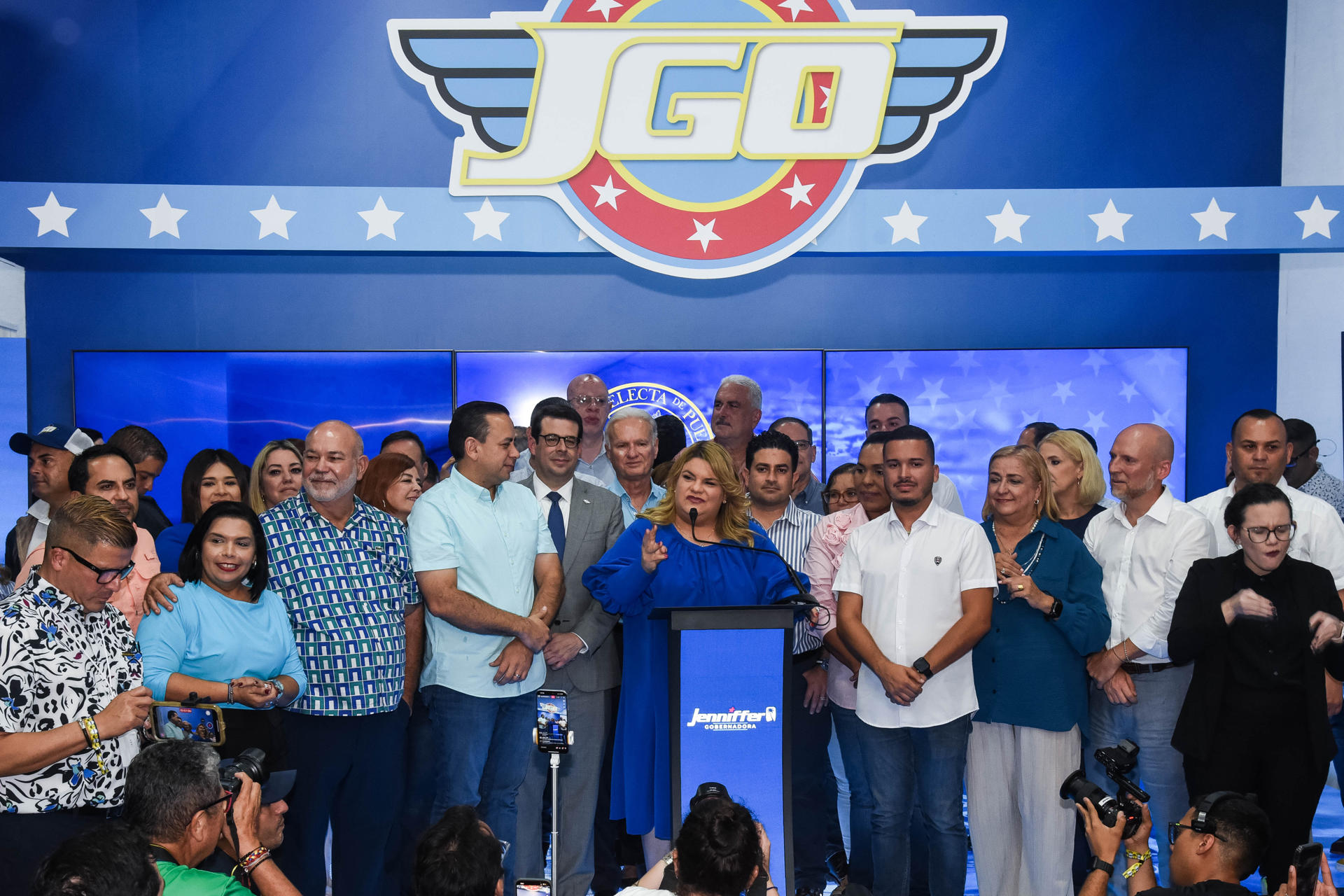 Jenniffer González (c), del Partido Nuevo Progresista, ofrece declaraciones en compañía de su esposo José Jovín Vargas (d) este martes en San Juan (Puerto Rico). EFE/ Enid M. Salgado Mercado