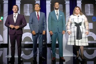 Fotografía donde aparecen los candidatos a la Gobernación de Puerto Rico (desde la izquierda) Juan Dalmau, por la Alianza del Partido Independentista de Puerto Rico y el Movimiento Victoria Ciudadana; Javier Jiménez, por Proyecto Dignidad; Jesús Manuel Ortiz, por el Partido Popular Democrático, y Jennifer González, por el Partido Nuevo Progresista. EFE/Thais Llorca