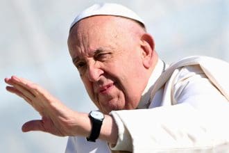 El Papa Francisco saluda al llegar a la audiencia general semanal en la Plaza de San Pedro, Ciudad del Vaticano, 06 de noviembre de 2024. EFE/EPA/ETTORE FERRARI