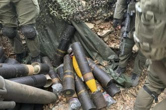 El Ejército israelí mantiene su ofensiva en el sur de Líbano, donde en los últimos días destruyó un par de bases subterráneas del grupo chií Hizbulá cercanas a la frontera, según un comunicado castrense. Durante sus operaciones, las tropas de la Brigada 646 ubicaron una "infraestructura subterránea" bajo una zona montañosa, que se extendía unos 70 metros y estaba equipada con suministros para largas estancias. Los soldados también encontraron otra estructura subterránea con armas y dependencias. Ambas estructuras fueron destruidas y las armas confiscadas. EFE/Ejército Israel/SOLO USO EDITORIAL/SOLO DISPONIBLE PARA ILUSTRAR LA NOTICIA QUE ACOMPAÑA (CRÉDITO OBLIGATORIO)