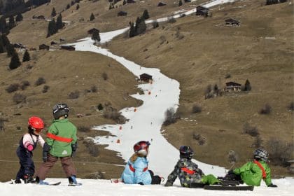 Niños esquían en una pista de nieve artificial, en la estación de Brigels, al este de Suiza. EFE/Arno Balzarini/Archivo