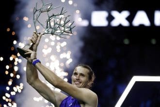 El tenista alemán Alexander Zverev levanta el trofeo tras ganar en la final al francés Ugo Humbert en la final del ATP Paris Masters tennis en Paris, Francia.) EFE/EPA/YOAN VALAT