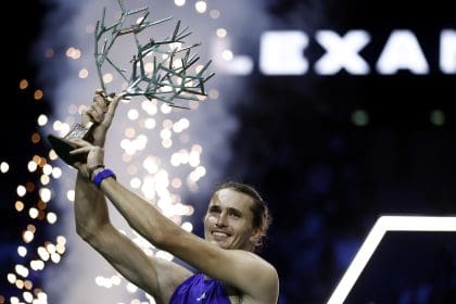 El tenista alemán Alexander Zverev levanta el trofeo tras ganar en la final al francés Ugo Humbert en la final del ATP Paris Masters tennis en Paris, Francia.) EFE/EPA/YOAN VALAT