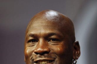 Fotografía de archivo fechada el 15 de febrero de 2013 de la leyenda del baloncesto Michael Jordan durante una rueda de prensa en Springfield, Massachusetts (EE.UU.).EFE/Cj Gunther