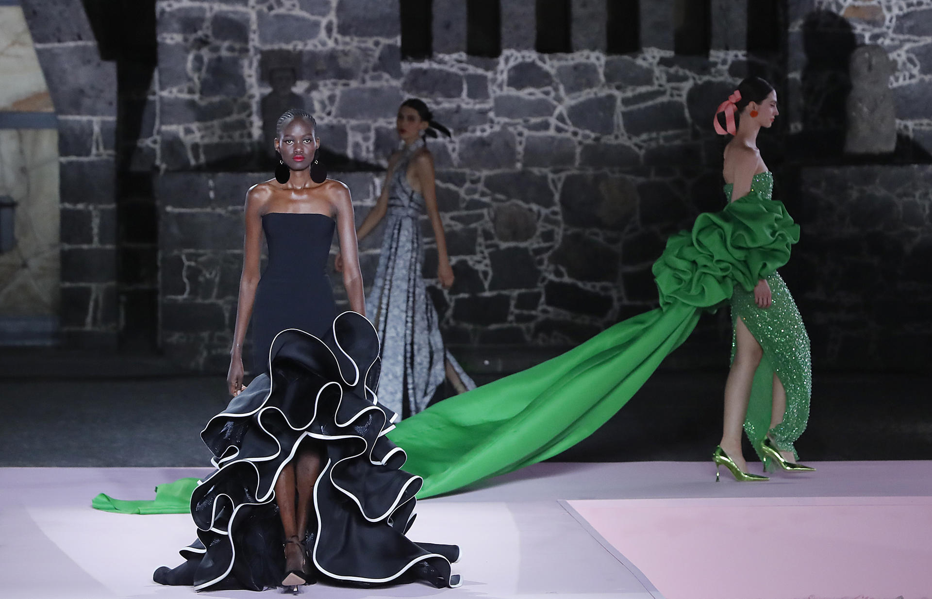 Modelos lucen prendas de la marca Carolina Herrera este jueves, en el Museo Anahuacalli, en la Ciudad de México (México). EFE/ Mario Guzmán