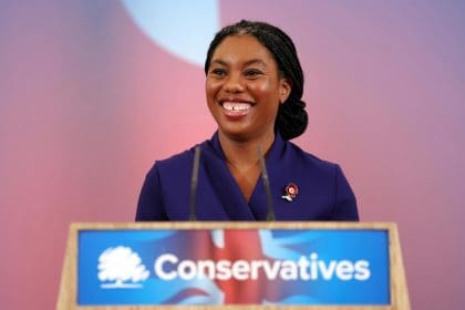 La nueva líder del Partido Conservador británico, Kemi Badenoch, pronuncia un discurso tras ser elegida en Londres. EFE/EPA/ANDY RAIN