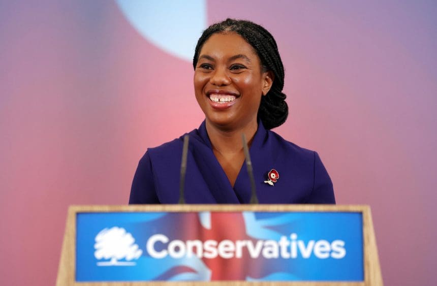 La nueva líder del Partido Conservador británico, Kemi Badenoch, pronuncia un discurso tras ser elegida en Londres. EFE/EPA/ANDY RAIN