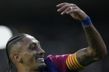 El extremo del Barcelona Raphael Dias Belloli 'Raphinha' celebra después de marcar el 2-0 durante el partido de LaLiga que enfrenta al FC Barcelona contra el Espanyol este domingo en el Camp Nou en Barcelona. EFE/Enric Fontcuberta