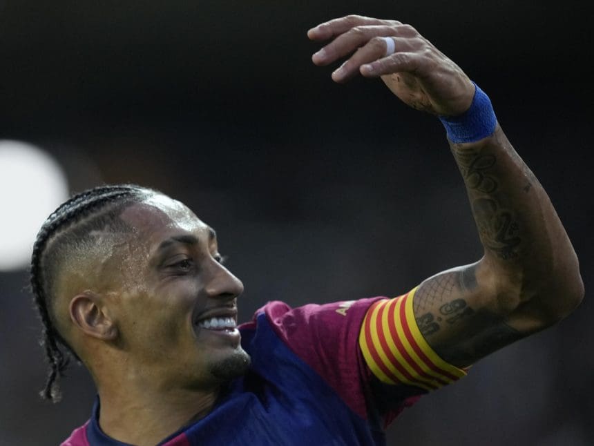El extremo del Barcelona Raphael Dias Belloli 'Raphinha' celebra después de marcar el 2-0 durante el partido de LaLiga que enfrenta al FC Barcelona contra el Espanyol este domingo en el Camp Nou en Barcelona. EFE/Enric Fontcuberta