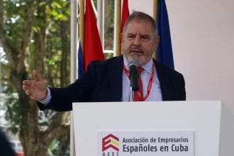 El embajador de España en La Habana, Javier Hergueta Garnica, habla el primer día de la 40 edición de la Feria Internacional de La Habana (Fihav) este lunes, en La Habana (Cuba). EFE/ Ernesto Mastrascusa