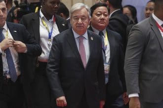 Fotografía de archivo del Secretario General de las Naciones Unidas, Antonio Guterres (C), a su llegada a la 14ª Cumbre ASEAN-Naciones Unidas (ONU) como parte de las 44ª y 45ª Cumbres de la ASEAN y Cumbres Relacionadas en el Centro Nacional de Convenciones en Vientiane, Laos, el 11 de octubre de 2024.EFE/EPA/Rungroj Yongrit