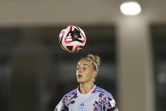 Irune Dorado de España responde un balón este jueves, en un partido por la semifinal de la Copa Mundial Femenina sub-17. EFE/ Diana Sánchez
