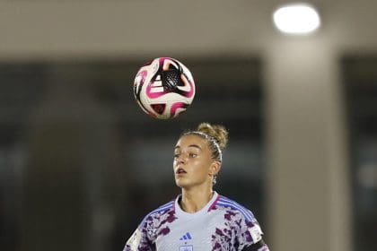 Irune Dorado de España responde un balón este jueves, en un partido por la semifinal de la Copa Mundial Femenina sub-17. EFE/ Diana Sánchez