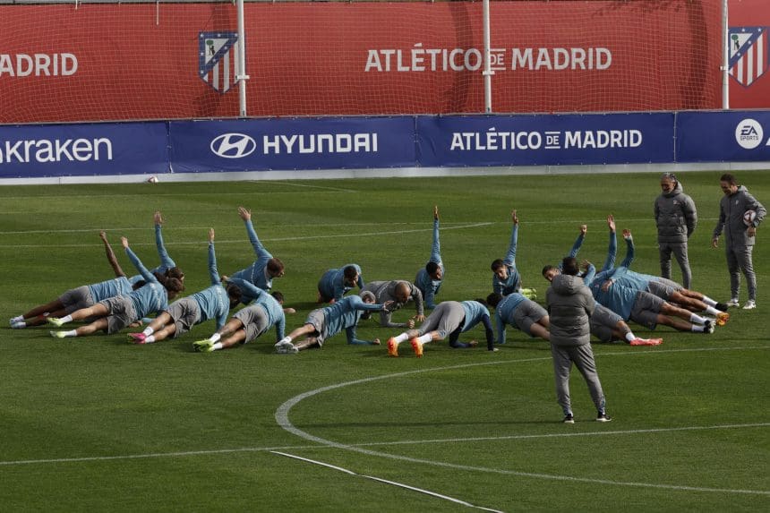 Los jugadores del Atlético, durante el entrenamiento de este sábado. EFE/ Chema Moya