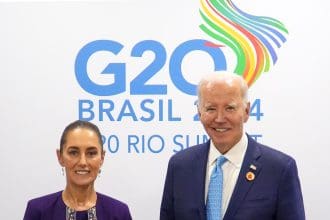 Fotografía cedida por la Presidencia de México de la mandataria mexicana, Claudia Sheinbaum, junto al presidente de Estados Unidos, Joe Bide, este lunes durante la cumbre del G20, en Río de Janeiro (Brasil). EFE/ Presidencia de México