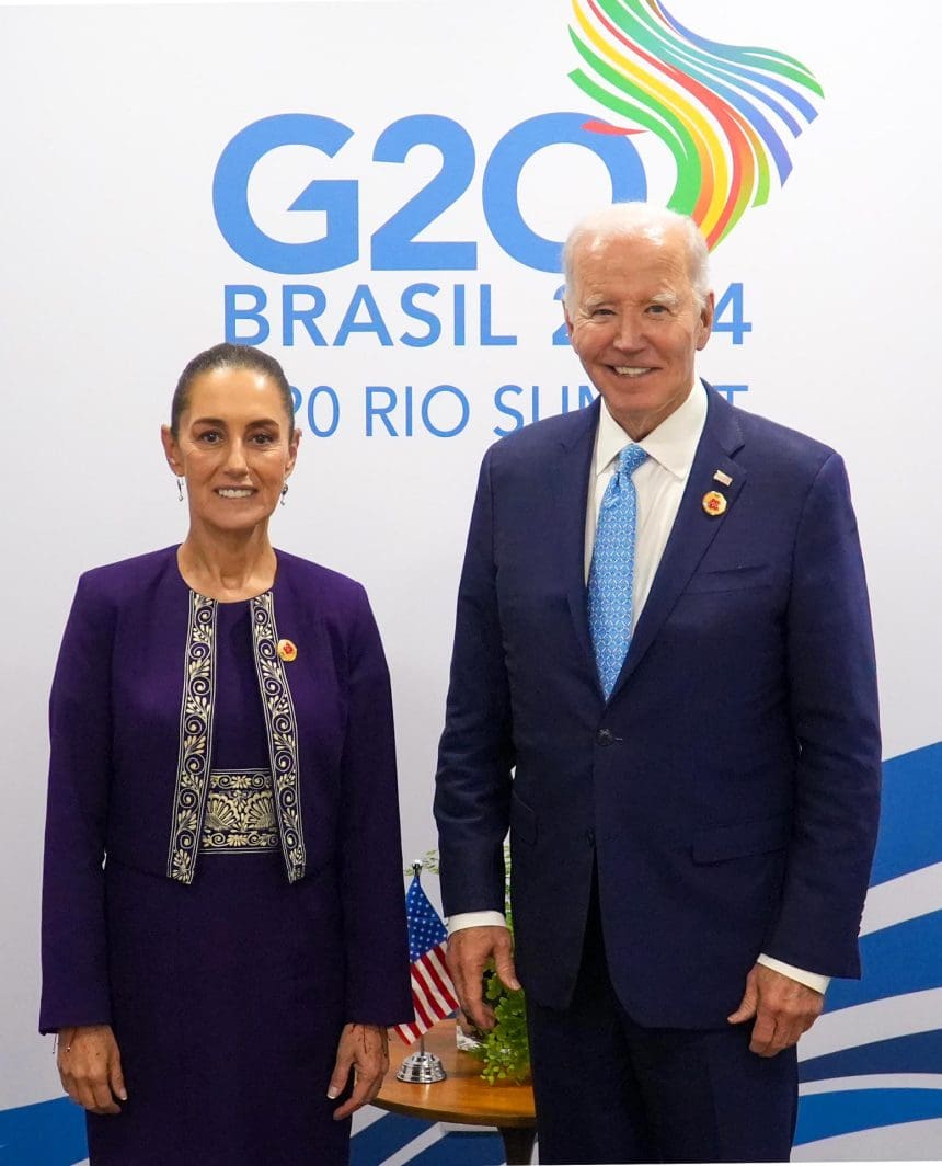 Fotografía cedida por la Presidencia de México de la mandataria mexicana, Claudia Sheinbaum, junto al presidente de Estados Unidos, Joe Bide, este lunes durante la cumbre del G20, en Río de Janeiro (Brasil). EFE/ Presidencia de México