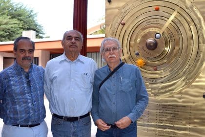 Los investigadores de la Universidad de Sonora, Ezequiel Rodríguez (i), Julio Saucedo (c) y Raúl Pérez (d), posan a lado de la recreación del 'mecanismo de Anticitera', el 5 de noviembre de 2024, en el municipio de Hermosillo en Sonora (México). EFE/ Daniel Sánchez