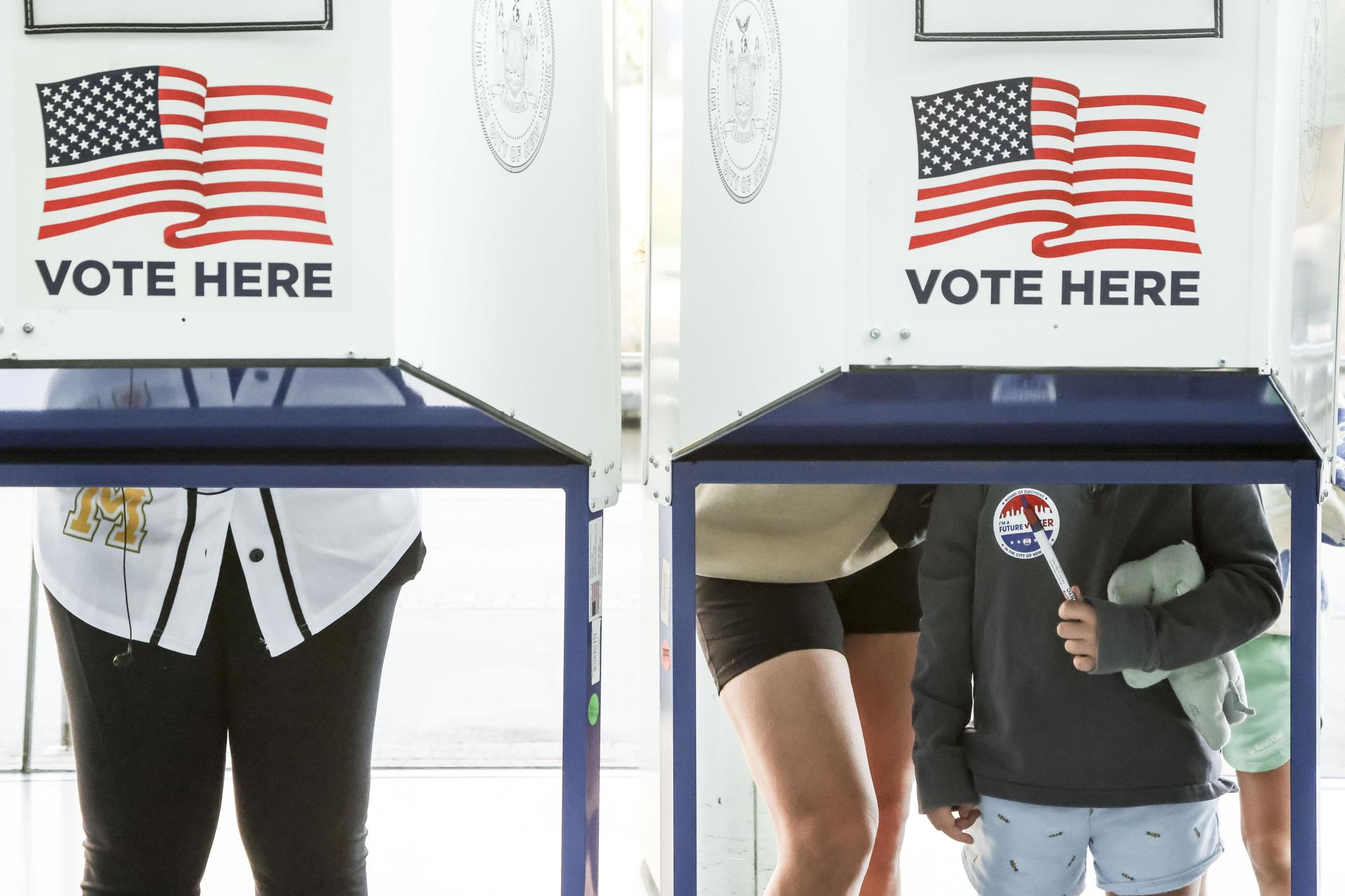 Estadounidenses depositan su voto en un colegio electoral en el vestíbulo del Museo de Brooklyn de Nueva York este martes. EFE/ Sarah Yenesel