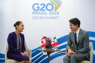 Fotografía cedida este lunes por la presidencia de México de la presidenta de México, Claudia Sheinbaum (i), junto al primer ministro de Canadá, Justin Trudeau (d), durante una reunión privada en el marco de la cumbre del G20, celebrada en Brasil. EFE/Presidencia de México