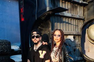 Fotografía cedida por Chepe Jose donde aparecen los puertorriqueños, el reguetonero Yandel y la cantante de música cristiana Blanca Reyes durante la grabación del sencillo 'Worthy Remix'. EFE/Chepe Jose