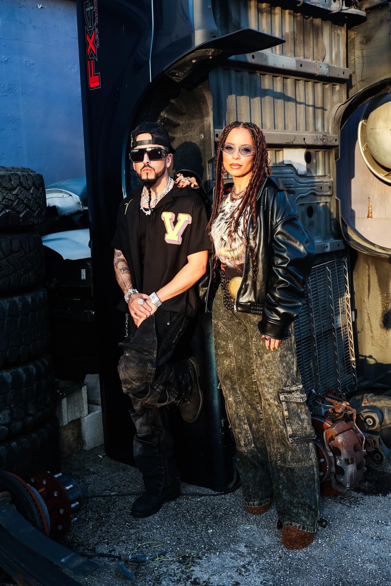 Fotografía cedida por Chepe Jose donde aparecen los puertorriqueños, el reguetonero Yandel y la cantante de música cristiana Blanca Reyes durante la grabación del sencillo 'Worthy Remix'. EFE/Chepe Jose