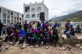 Pobladores asisten a un cementerio durante la conmemoración del Día de Muertos este sábado, en la comunidad de Punin (Ecuador). EFE/ José Jácome
