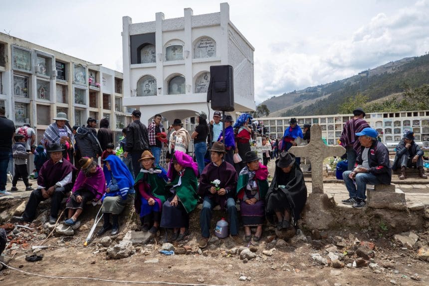 Pobladores asisten a un cementerio durante la conmemoración del Día de Muertos este sábado, en la comunidad de Punin (Ecuador). EFE/ José Jácome