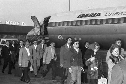 Viajeros del primer vuelo desde el aeropuerto de Barajas al de Barcelona, establecido por la Companía Iberia.EFE/Archivo/am
SPAIN SUTTLE SERVICE MADRID BARCELONA: MADRID, 01/12/1974.- Passengers of the first flight from Bajaras Airport to Barcelona (El Prat airport) established by Iberia. EFE/ml