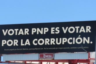 Fotografía del 25 de septiembre de 2024 de una valla publicitaria con el mensaje 'Votar PNP es votar por la corrupción', atribuida a Bad Bunny, en una calle de San Juan (Puerto Rico). EFE/Esther Alaejos