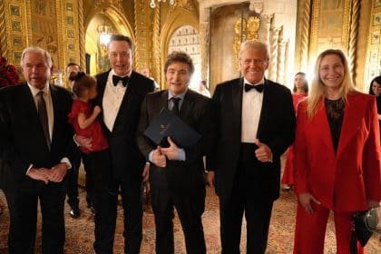 Fotografía cedida por la Oficina de prensa de la presidencia de Argentina del Presidente argentino Javier Milei (c) posando junto al presidente electo de Estados Unidos, Donald Trump (2d); el empresario Elon Musk (2i); el canciller argentino, Gerardo Werthein (i), y la secretaria general de la Presidencia, Karina Milei, durante la gala de un foro de conservadores, este jueves, en Mar-a-Lago en West Palm Beach, Florida (Estados Unidos). EFE/ Presidencia de Argentina /SOLO USO EDITORIAL /NO VENTAS /SOLO DISPONIBLE PARA ILUSTRAR LA NOTICIA QUE ACOMPAÑA /CRÉDITO OBLIGATORIO