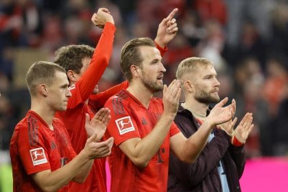 El delantero inglés Harry Kane (C) saluda a los aficioandostras el partido de la Bundesliga que han jugado FC Bayern Munich y 1. FC Union Berlin en Múnich, Alemania. EFE/EPA/RONALD WITTEK