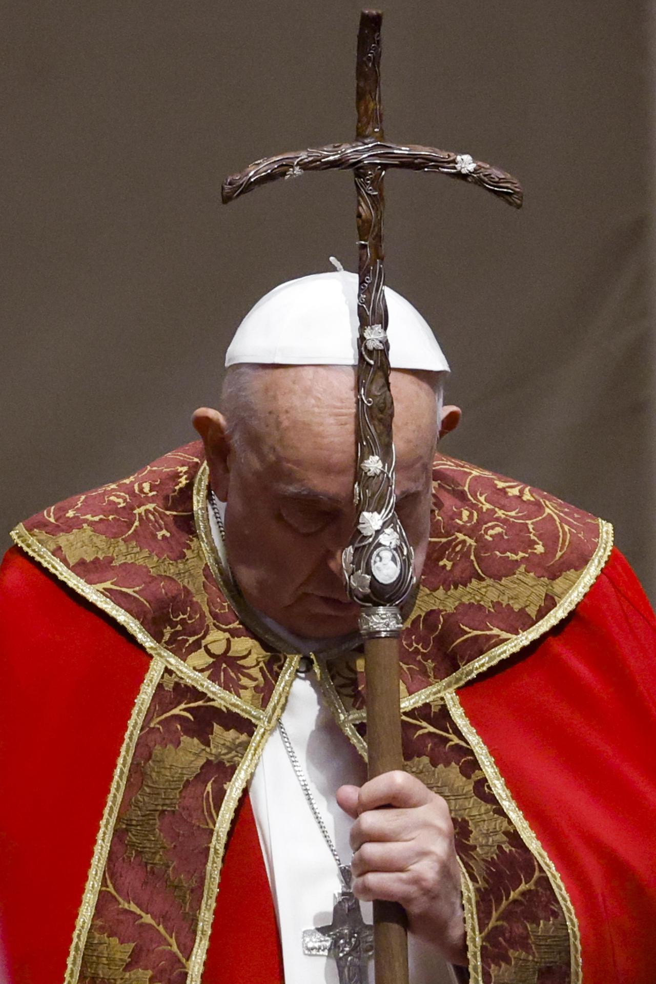 El Papa Francisco preside la Santa Misa en memoria de los cardenales y obispos fallecidos a lo largo del año, en la Basílica de San Pedro, en la Ciudad del Vaticano, el 4 de noviembre de 2024. EFE/EPA/FABIO FRUSTACI