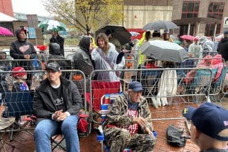 Personas esperan la llegada del líder del "Movimiento MAGA (Make America Great Again)", este lunes en Grand Rapids, Michigan (Estados Unidos). EFE/ Paula Escalada Medrano