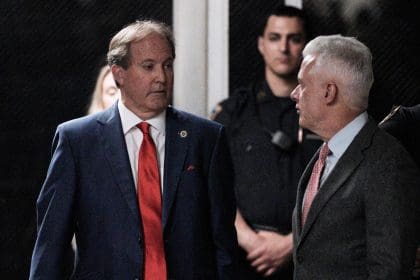 Fotografía del fiscal general de Texas, Ken Paxton (Izq.). EFE/Curtis Means