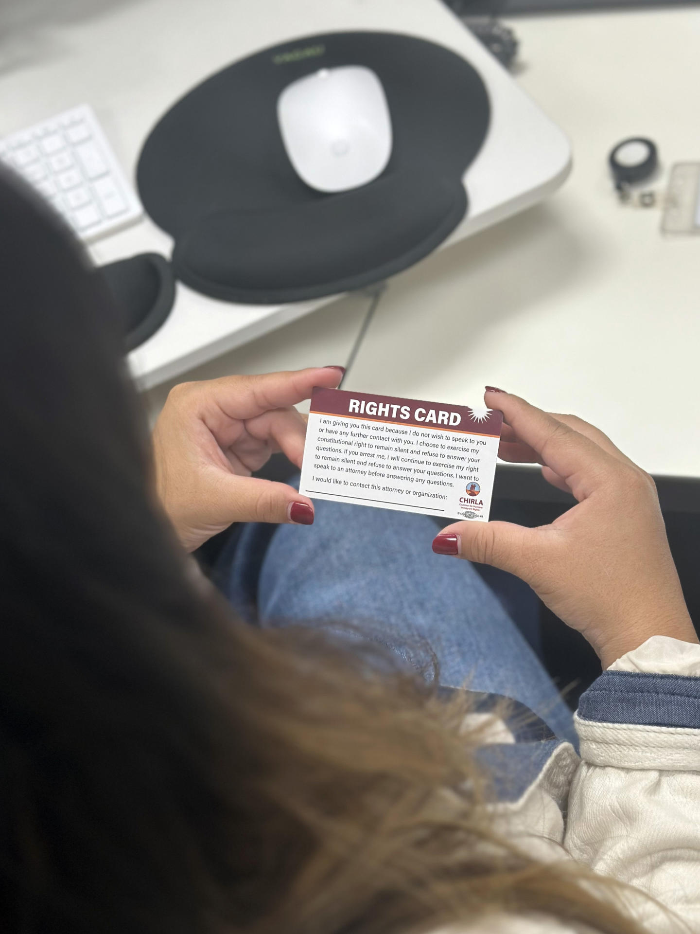 Fotografía cedida por la Coalición por los Derechos Humanos del Inmigrante en Los Ángeles (CHIRLA), donde aparece una persona leyendo una 'Tarjeta de Derechos' que el inmigrante entrega a la autoridad en caso de arresto. EFE/CHIRLA /SOLO USO EDITORIAL /NO VENTAS /SOLO DISPONIBLE PARA ILUSTRAR LA NOTICIA QUE ACOMPAÑA /CRÉDITO OBLIGATORIO