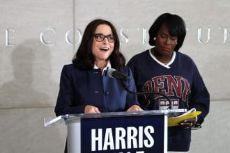 La actriz Julia Louis-Dreyfus (i) habla junto a la alcaldesa de Filadelfia, Cherelle Parker (d), durante una rueda de prensa en el centro de Filadelfia este lunes, en Pensilvania (Estados Unidos). EFE/ Octavio Guzmán