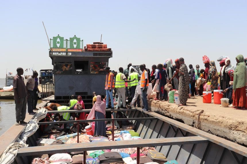 Foto archivo. Barco en el puerto de Renk, en el norte de Sudán del Sur, con el equipaje de cerca de 600 sursudaneses retornados que huyen de la guerra en Sudán.- EFE/ Rosa Soto