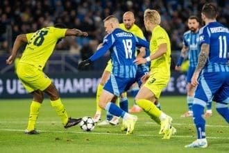 El jugador del Slovan Nino Marcelli (C) en acción ante Kevin Theophile-Carherine (i), del Zagreb, durante el partido de la Liga de Campeones que han jugado Slovan Bratislava y GNK Dinamo Zagreb en Bratislava, Eslovaquia. EFE/EPA/JAKUB GAVLAK